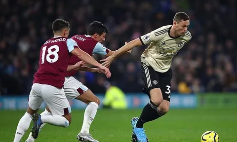 Harry Maguire lăn xả tới mức đổ máu, phải băng bó đầu