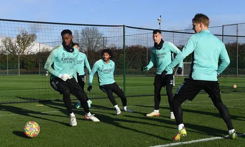 Cựu số 10 tả xung hữu đột, bất ngờ không khí sân tập Arsenal