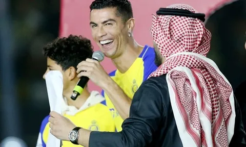 Ronaldo nhầm tai hại, gọi Saudi Arabia là… Nam Phi ở ra mắt Al-Nassr