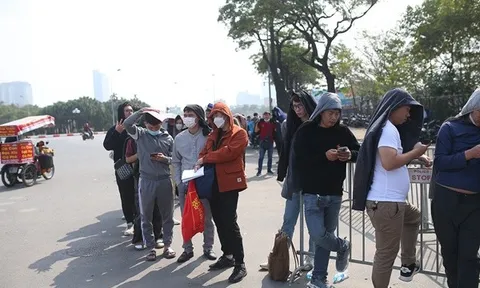 CĐV xếp hàng 4 tiếng lấy vé, "chợ đen" sốt nhẹ