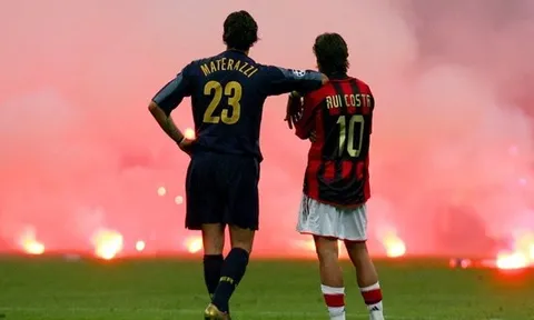 Câu chuyện đằng sau bức ảnh biểu tượng của derby Milan