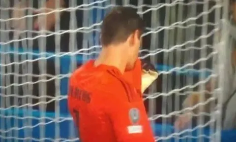 Courtois chọc tức CĐV Chelsea