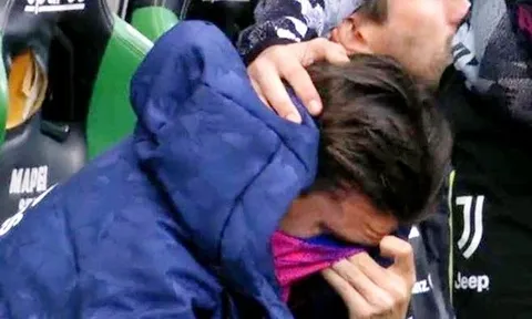 Tiền vệ Juventus bật khóc sau sai lầm dẫn đến bàn thua
