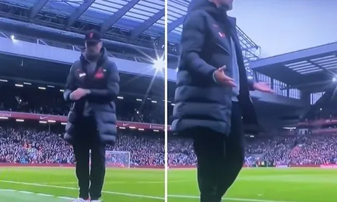 HLV Klopp ăn mừng khi Salah đá hỏng phạt đền