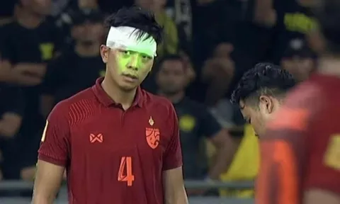 CĐV Malaysia liên tục chiếu tia laser vào mặt cầu thủ Thái Lan