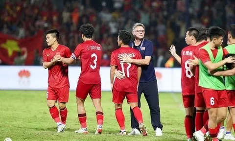 Mâu thuẫn quá lớn của HLV Troussier