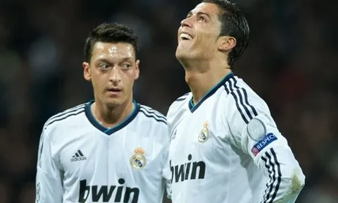 Khen Messi, Ozil bị Ronaldo hủy theo dõi