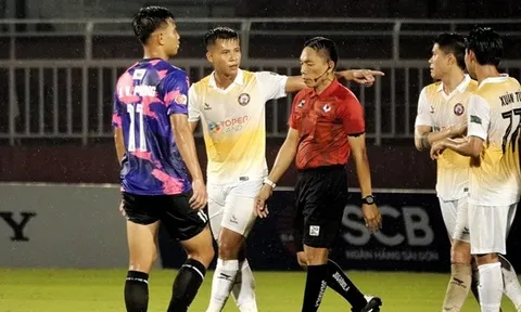 V-League lại nhờ ‘vua ngoại’, trọng tài Việt Nam nên tự ái