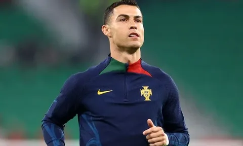 HLV Newcastle lên tiếng về cơ hội mua Ronaldo và Neymar