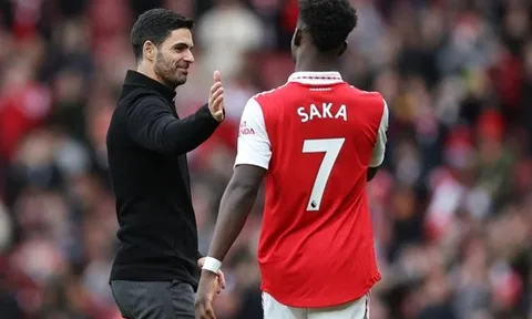 Neville gây tranh cãi với phát ngôn về Arsenal