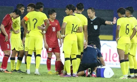 CĐV Malaysia cay cú; HLV Troussier: "Trận đấu không hề dễ dàng cho trọng tài"