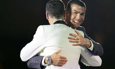 Thực hư chuyện Ronaldo nhường giải "Cầu thủ hay nhất năm" cho Lewandowski
