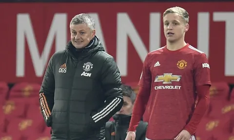 Phòng thay đồ M.U tỏ thái độ với Van de Beek