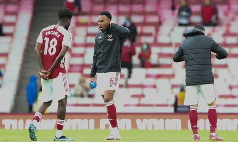Ăn mừng cuồng nhiệt, sao Arsenal gãy răng phải đi kiếm