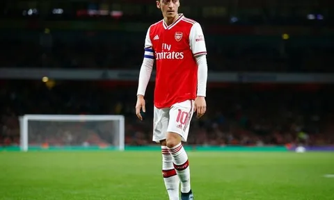 Unai Emery hé lộ sự thật đau lòng với Mesut Ozil