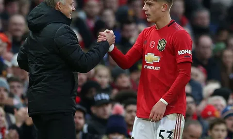 NHM Man Utd vui sướng: "Cậu ấy làm lu mờ Roberto Carlos, là Evra mới của CLB"
