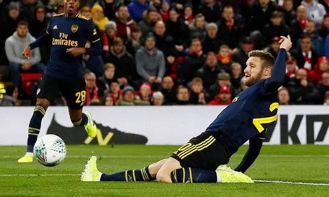 "Cầu thủ Arsenal ấy hoàn toàn gây họa và tặng quà cho Liverpool"