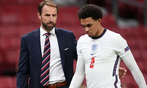 Ian Wright nói thẳng về việc Southgate loại Alexander-Arnold