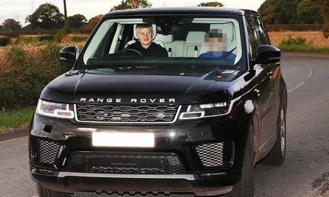Hòa Liverpool, sếp lớn Man Utd lập tức đến Carrington, Solskjaer chở 'khách lạ'