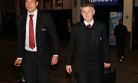 Man Utd tức tốc trở lại Anh, 'sếp máu mặt' theo Solskjaer như hình với bóng