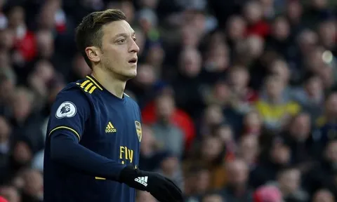 Chọc giận Trung Quốc, Ozil khiến Arsenal nhận sự trừng phạt