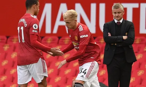 Không lên tuyển, Van de Beek và Greenwood sát cánh đối đầu Stoke