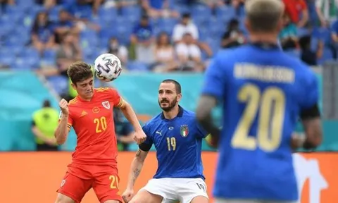 Ian Wright chỉ ra điểm Daniel James giống Ryan Giggs