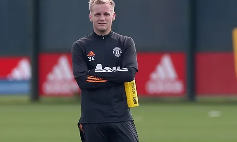 Dùng 3 từ, Luke Shaw diễn tả hết "màn debut" của Van de Beek