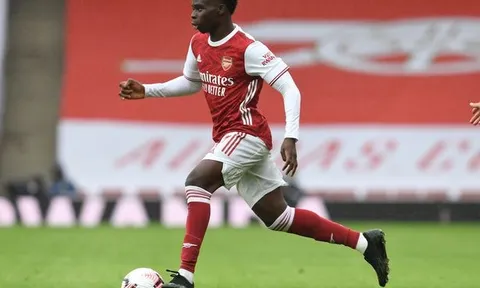"Tôi cứ nhìn mãi vào tin nhắn đó cho đến khi bị Lacazette gõ đầu"