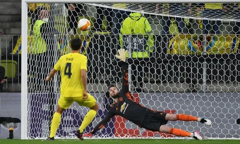 Pau Torres nói 1 câu với De Gea sau thời khắc quyết định Europa League