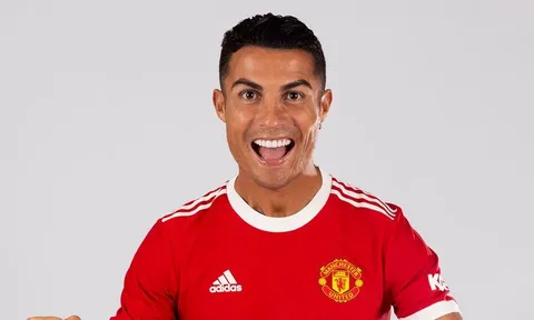 Nhận áo số 7 từ Cavani, Ronaldo lần đầu lên tiếng