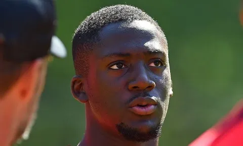 Konate tập tễnh rời sân, Klopp cập nhật tình hình