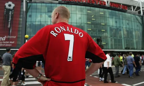 Ronaldo xứng danh chúa tể bán áo đấu tại Man Utd