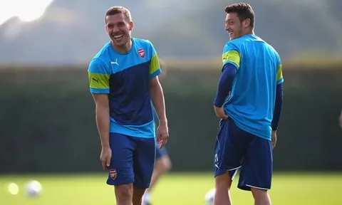 Bảo vệ Ozil, Podolski gửi thông điệp đến Arsenal