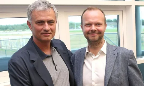 SỐC! Mourinho "cháy máy" điện thoại vì nhận việc ở Tottenham