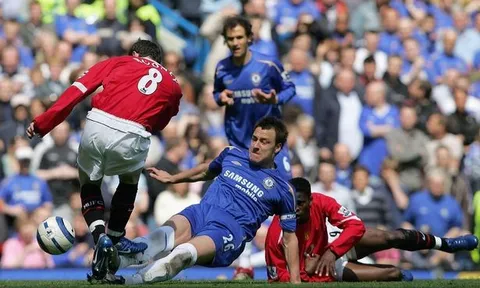 Huyền thoại M.U bị FA triệu tập vì cố tình chơi bẩn Chelsea