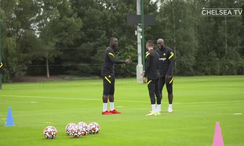 Ziyech tiến đến gần Zouma, gửi thông điệp 6 từ