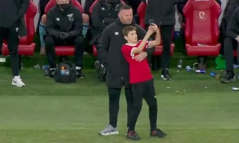 Đội nhà thua tan nát, Wayne Rooney phản ứng bất ngờ khi fan M.U xin chụp ảnh