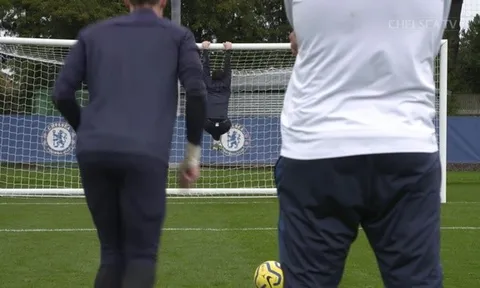 Thua đồng đội, Kepa bị 'trừng phạt' cực gắt trên sân tập Chelsea