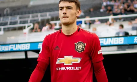 CHÍNH THỨC: Tiền vệ ghi 3 bàn, kiến tạo 3 gia hạn hợp đồng với Man Utd