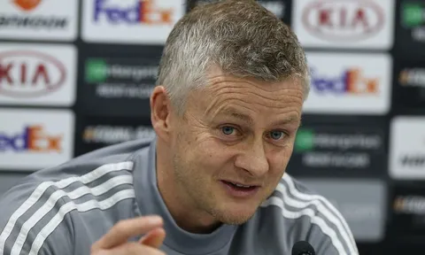 Tại sao Solskjaer lại từ chối lời khuyên tốt từ Neville?