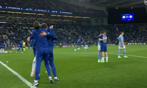Mason Mount đã làm gì với John Stones sau khi Chelsea đánh bại Man City?