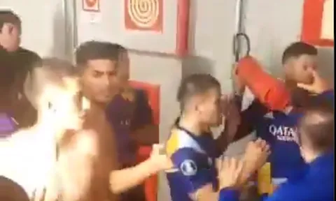 Marcos Rojo cầm bình cứu hỏa định ném vào đầu đồng nghiệp