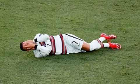 CĐV chỉ trích "hành động ngu ngốc" của Ronaldo