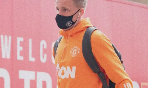 CĐV Man Utd phát cáu với Ole vì Van de Beek