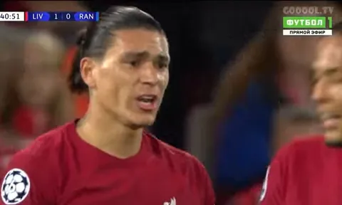 Cú hét hướng về Van Dijk chỉ ra vấn đề của Liverpool