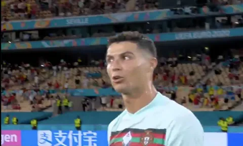 Bị loại khỏi EURO, Ronaldo đến gặp Courtois và nói một câu