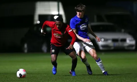 Ra "yêu sách trên trời" với Man Utd, ma tốc độ cuốn gói khỏi CLB