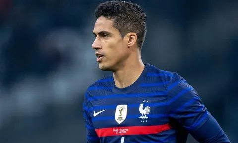 Man Utd đón nhận tin xấu từ Raphael Varane