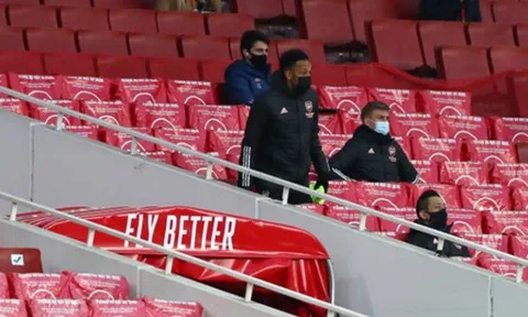 Ngồi dự bị, Aubameyang có hành động gây sốc với Arteta